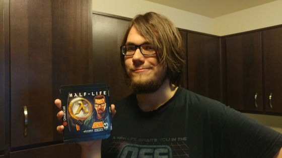 Me holding the original Half-Life: Dreamcast box production samples. This was acquired in a lot by my good friend @Xylemon. He scanned them many years ago and made them available to the community without watermarks. Lots of props to him!
You can see the scans archived here:
https://archive.org/details/half-life-dreamcast-box