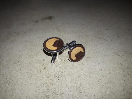 It's cufflink-sunday again. The wood is rosewood.
PS: when do we get a fan crafting catergory? :(