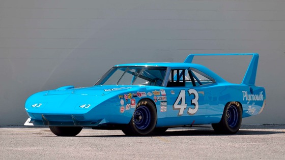 𝗦𝗢𝗨𝗥𝗖𝗘 𝗩𝗘𝗛𝗜𝗖𝗟𝗘 𝗢𝗥𝗜𝗚𝗜𝗡𝗦: Left 4 Dead 2

Jimmy Gibbs Jr's stock car from Left 4 Dead 2 is modeled after Richard Petty's 1970 Plymouth Superbird stock car, with the front modeled after a similar car, the 1969 Dodge Charger. Just like Jimmy Gibbs Jr in the world of Left 4 Dead, in real life Richard Petty is considered a stock car legend in the world of racing.
The Plymouth Superbird was a very important and influential car in NASCAR.

#sourcevehicleorigins
