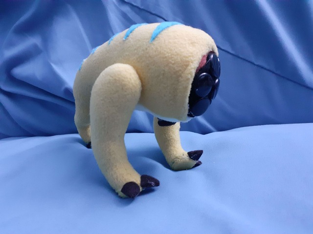Houndeye plush! (Ft. my Vortigaunt plush!)
I've been wanting to make one for years, but I never had any good yellow fabric until recently. But now, I do! I also made sure to include the beak.