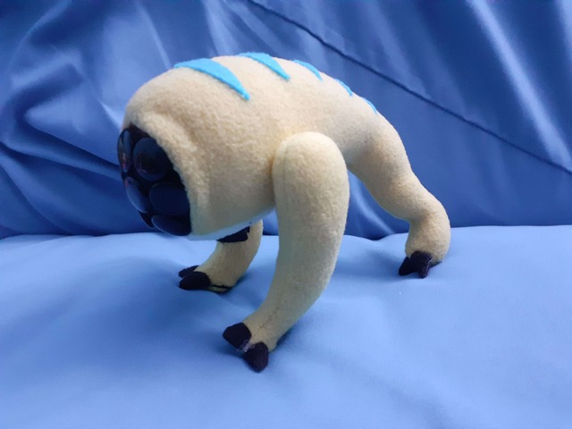 Houndeye plush! (Ft. my Vortigaunt plush!)
I've been wanting to make one for years, but I never had any good yellow fabric until recently. But now, I do! I also made sure to include the beak.