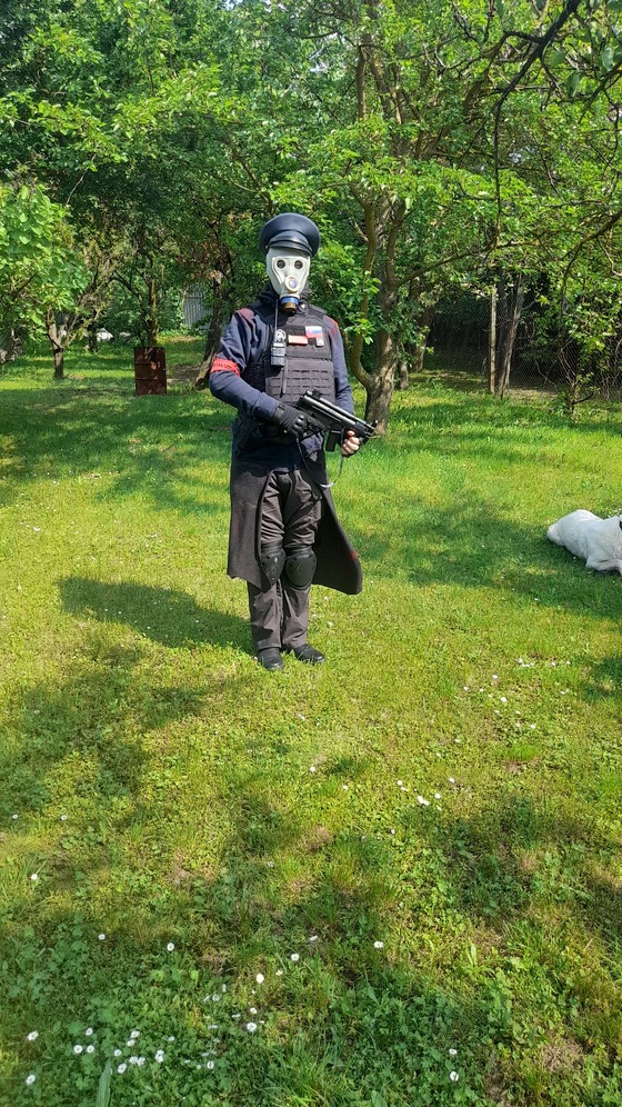 i am outside again... ,and i have custome on my mask