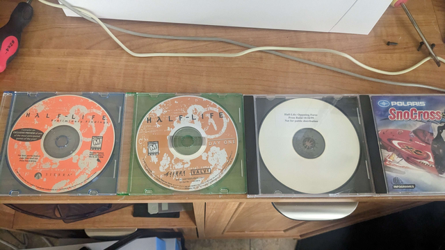 The uncommon Half-Life CDs collection is growing... slowly!