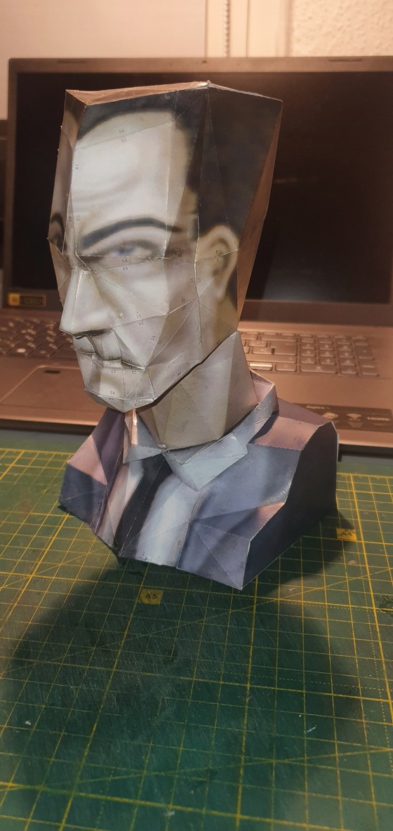 I did a G-Man bust from Paper!
